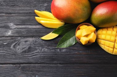 Ahşap arka plan üzerinde mango ile düz yatıyordu kompozisyon. Metin için yer