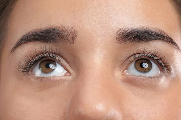 Ung Kvinna Med Vackra Ögonfransar Närbild Visa — Stockfoto