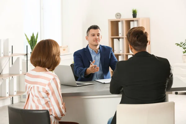 Gerente Recursos Humanos Realizando Entrevista Emprego Com Candidatos Escritório — Fotografia de Stock