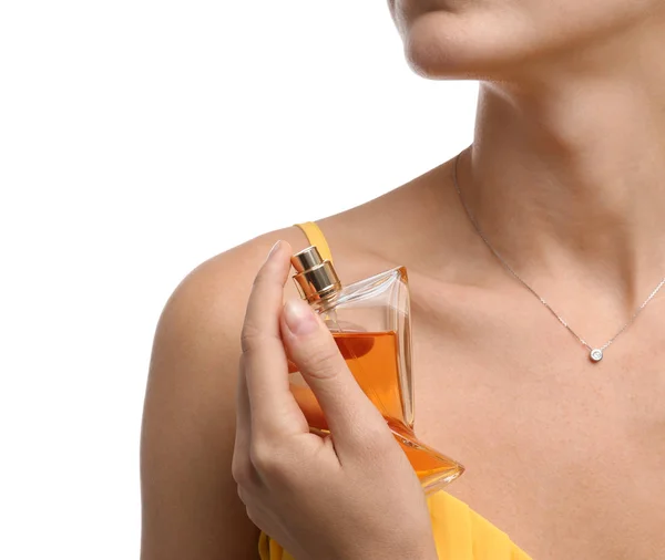 Mujer Joven Rociando Perfume Sobre Piel Sobre Fondo Blanco Primer — Foto de Stock