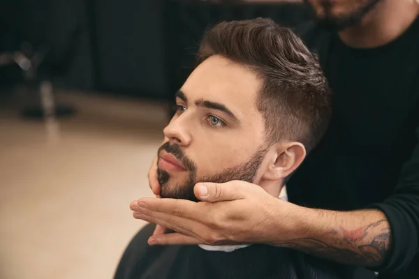 Cabeleireiro Aplicando Soro Barba Cliente Barbearia Serviço Barbear Profissional — Fotografia de Stock