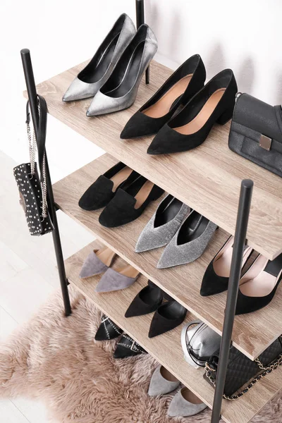 Unidade Prateleira Com Sapatos Elegantes Bolsas Perto Parede Branca Elemento — Fotografia de Stock