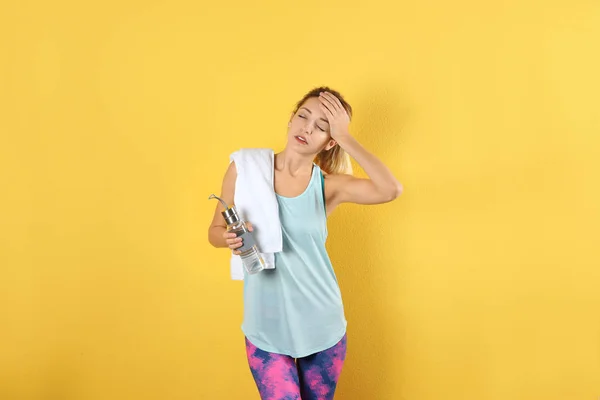 Schöne Junge Frau Sportbekleidung Mit Handtuch Und Wasserflasche Auf Farbigem — Stockfoto