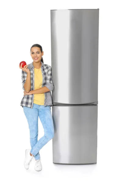 Junge Frau Mit Apfel Der Nähe Des Geschlossenen Kühlschranks Auf — Stockfoto