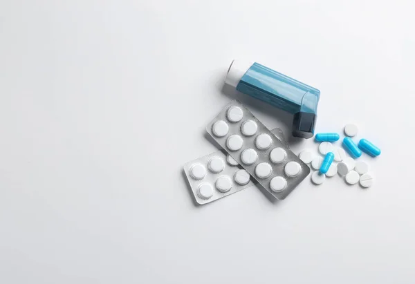 Asthma Inhalator Tabletten Und Platz Für Text Auf Weißem Hintergrund — Stockfoto