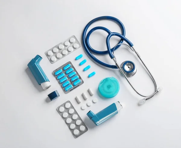 Flache Liegekomposition Mit Stethoskop Und Asthma Medikamenten Auf Weißem Hintergrund — Stockfoto