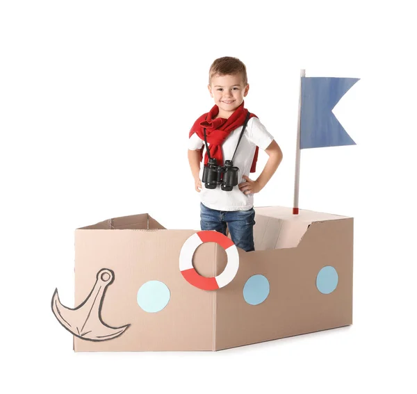 Söt Liten Pojke Leker Med Kartong Fartyget Vit Bakgrund — Stockfoto