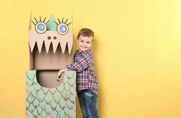 Söt Liten Pojke Leker Med Kartong Draken Färgbakgrund Utrymme För — Stockfoto