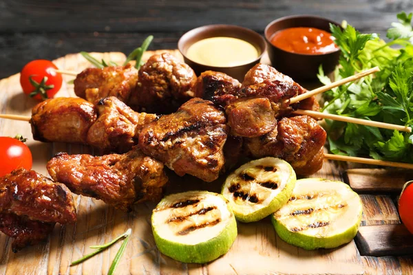 Deliciosa Carne Asada Servida Con Guarnición Salsas Sobre Tabla Madera — Foto de Stock