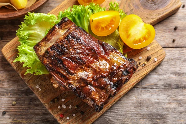 Bord Met Gebarbecued Ribben Garneer Houten Achtergrond Bovenaanzicht — Stockfoto