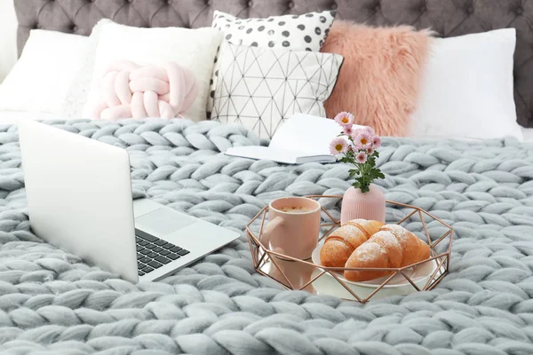 Bricka Med Frukost Laptop Och Bok Säng — Stockfoto