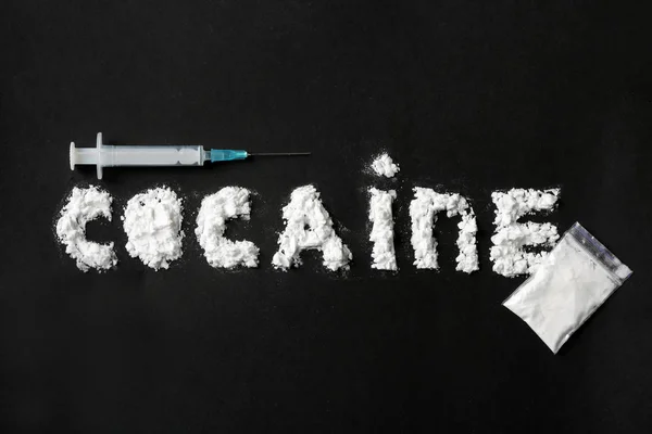 Parola Cocaina Scritta Con Polvere Bianca Sacchetto Plastica Completo Siringa — Foto Stock