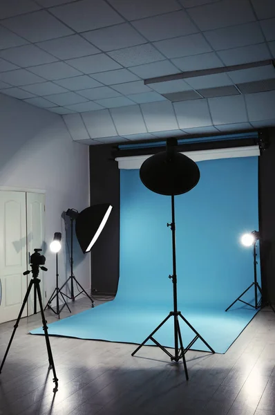 プロの照明機器と現代的なフォトスタジオのインテリア — ストック写真