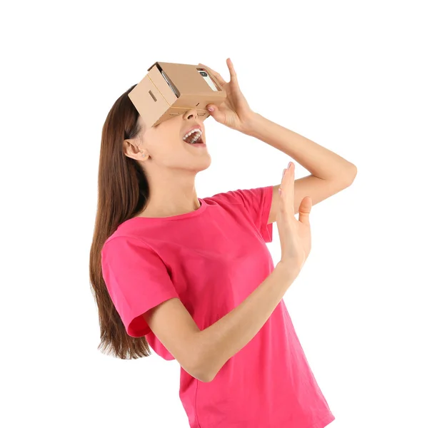 Jeune Femme Utilisant Casque Réalité Virtuelle Carton Isolée Sur Blanc — Photo