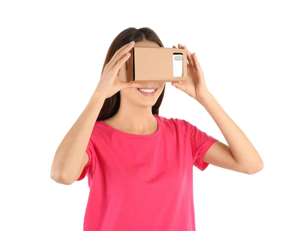 Jovem Usando Cartão Realidade Virtual Headset Isolado Branco — Fotografia de Stock