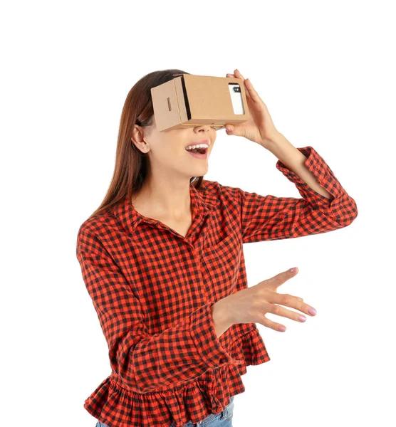 Jovem Usando Cartão Realidade Virtual Headset Isolado Branco — Fotografia de Stock
