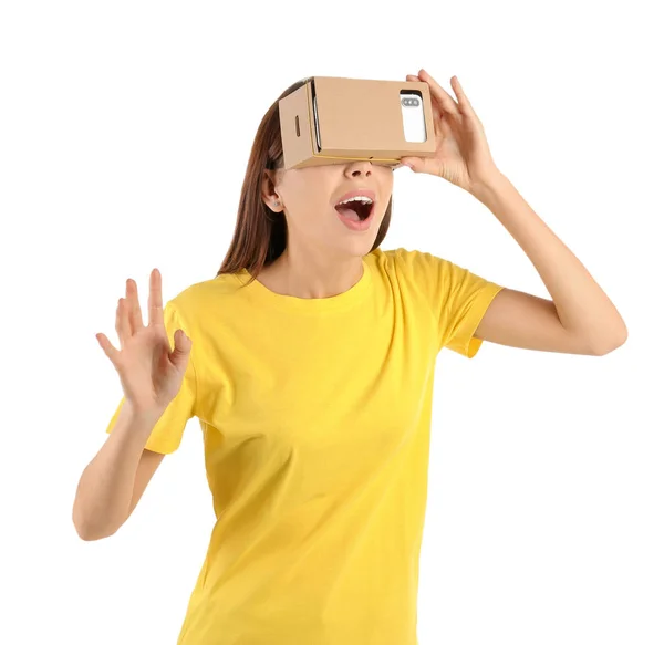 Jeune Femme Utilisant Casque Réalité Virtuelle Carton Isolée Sur Blanc — Photo