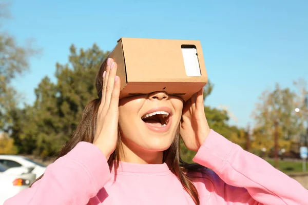 Jovem Mulher Usando Papelão Realidade Virtual Headset Livre — Fotografia de Stock