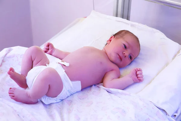 Niño Recién Nacido Bajo Luz Ultravioleta Hospital — Foto de Stock
