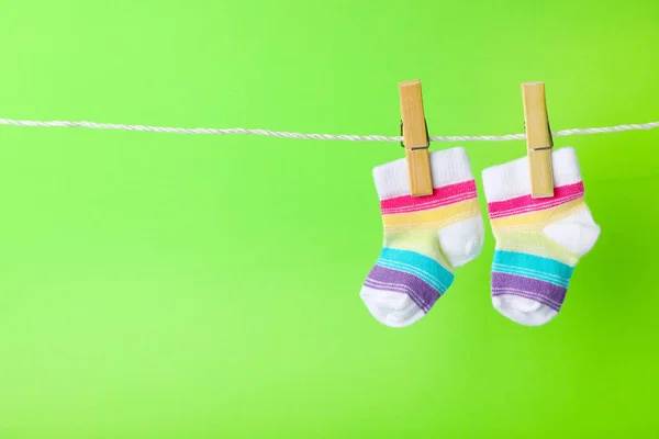 Niedliche Kindersocken Auf Wäscheleine Vor Farbigem Hintergrund Raum Für Text — Stockfoto