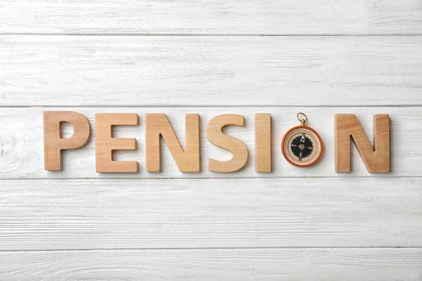 Lägenheten Låg Sammansättning Med Ordet Pension Och Kompass Trä Bakgrund — Stockfoto