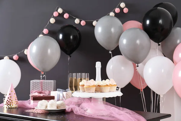 Feest Traktaties Items Tafel Kamer Versierd Met Ballonnen — Stockfoto