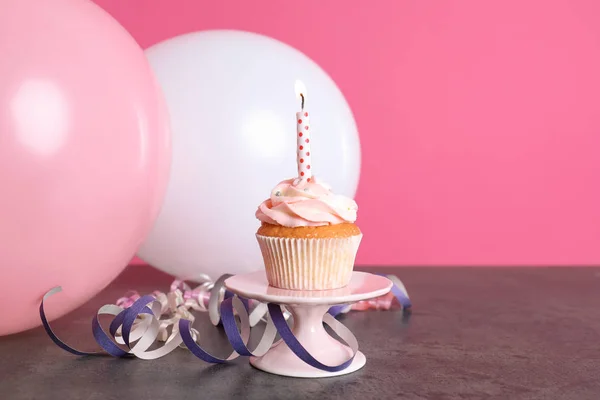 Composição Com Cupcake Aniversário Balões Mesa Espaço Para Texto — Fotografia de Stock