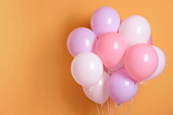 Diferentes Globos Helio Sobre Fondo Color Espacio Para Texto — Foto de Stock