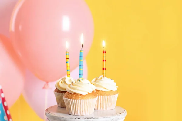 Stand Con Cupcakes Cumpleaños Globos Fiesta Sobre Fondo Color Espacio —  Fotos de Stock