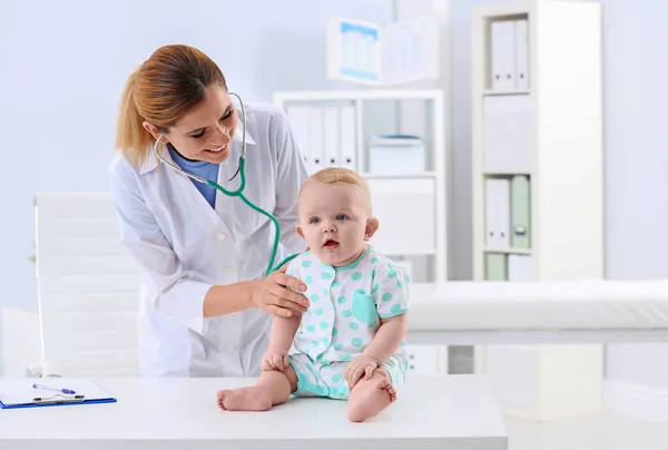 Kinderarzt Untersucht Baby Mit Stethoskop Krankenhaus Raum Für Text — Stockfoto