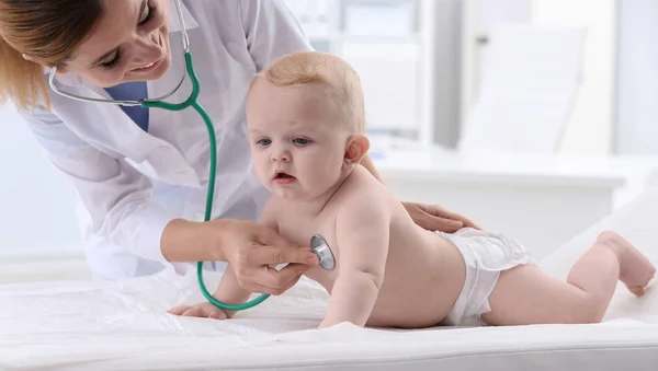 Çocuk Doktor Stetoskop Hastanede Muayene Bebekle — Stok fotoğraf