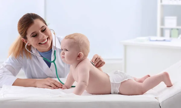 Médico Niños Examinando Bebé Con Estetoscopio Hospital Espacio Para Texto —  Fotos de Stock