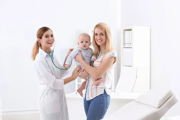 Mulher Com Seu Bebê Visitando Médico Infantil Hospital — Fotografia de Stock