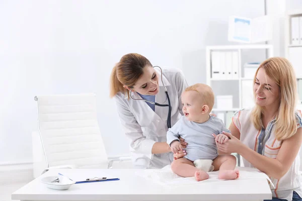 Mujer Con Bebé Visitando Médico Los Niños Hospital —  Fotos de Stock