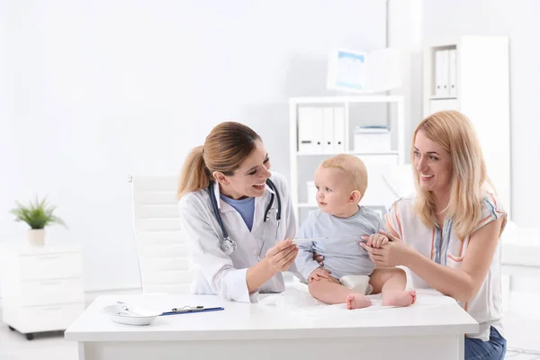 Mulher Com Seu Bebê Visitando Médico Infantil Hospital — Fotografia de Stock