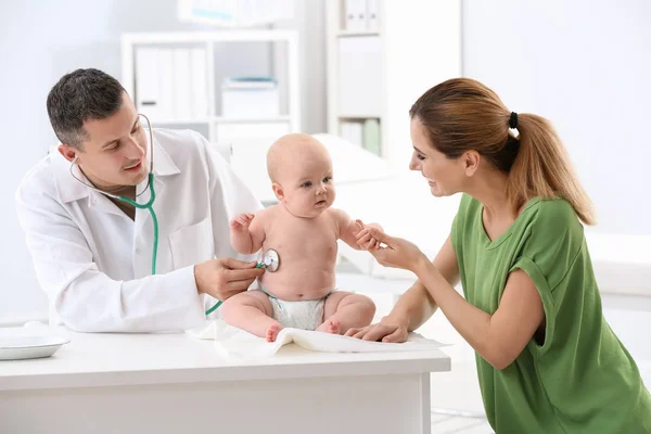 Mujer Con Bebé Visitando Médico Los Niños Hospital —  Fotos de Stock