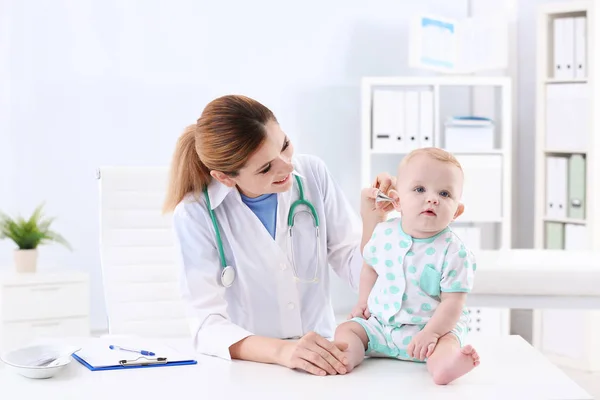 Médico Infantil Examinando Ouvido Bebê Hospital — Fotografia de Stock