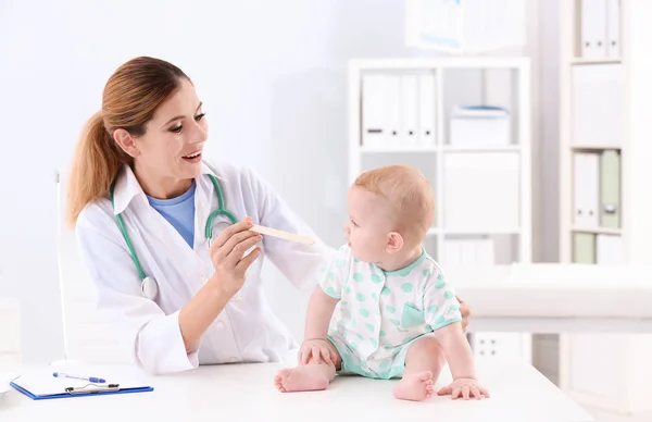 Médico Niños Examinando Garganta Del Bebé Hospital —  Fotos de Stock