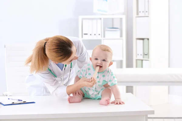 Kinder Dokter Examencommissie Baby Keel Ziekenhuis — Stockfoto