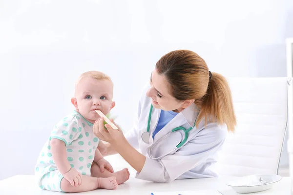 Médico Niños Examinando Garganta Del Bebé Hospital —  Fotos de Stock