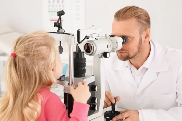 Kinderarzt Untersucht Kleines Mädchen Mit Augengerät Klinik — Stockfoto