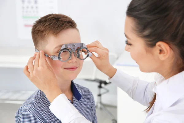 子供の医師の診療所で小さな男の子にトライアル フレームを入れします 目の検査 — ストック写真