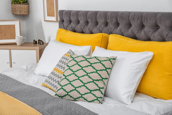 Big Bed Soft Pillows Stylish Room Interior — Stock Photo, Image