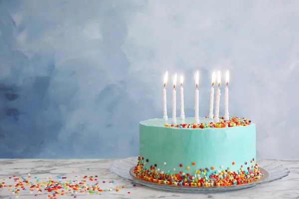 Bolo Aniversário Delicioso Fresco Com Velas Mesa Contra Fundo Cor — Fotografia de Stock