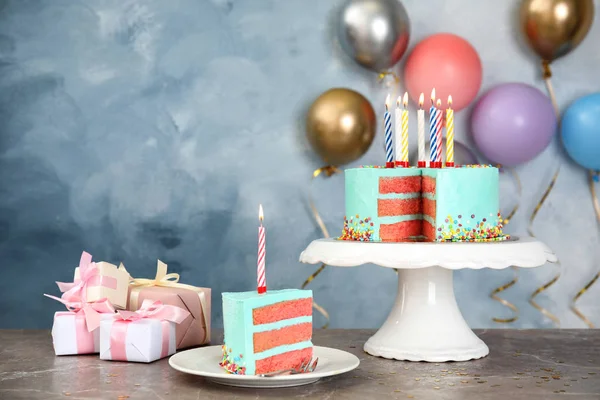 Verse Heerlijke Cake Met Kaarsen Geschenken Tafel Tegen Een Achtergrond — Stockfoto