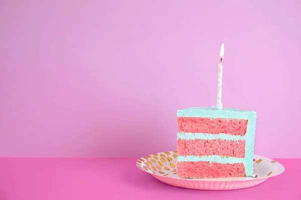 Scheibe Frischer Leckerer Geburtstagstorte Mit Kerze Auf Dem Tisch Vor — Stockfoto