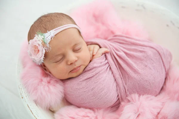 Adorabile Neonata Sdraiata Nel Nido Del Bambino Primo Piano — Foto Stock