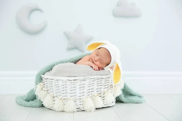 愛らしい赤ちゃん赤ちゃん巣屋内でウサギの耳帽子をかぶって — ストック写真