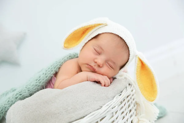 Adorabile Neonato Che Indossa Cappello Delle Orecchie Coniglio Nel Nido — Foto Stock