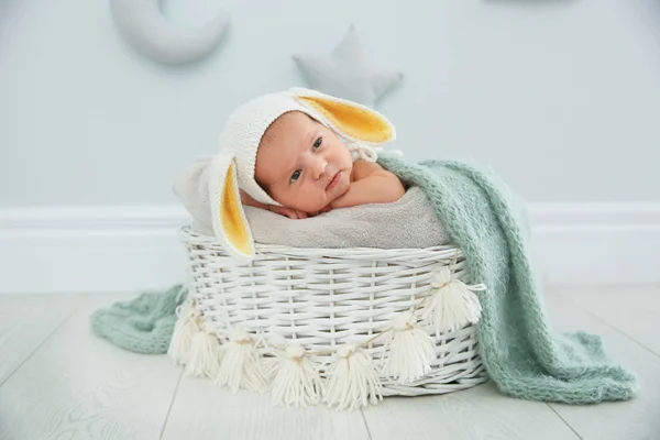 Criança Recém Nascida Adorável Usando Chapéu Orelhas Coelho Ninho Bebê — Fotografia de Stock